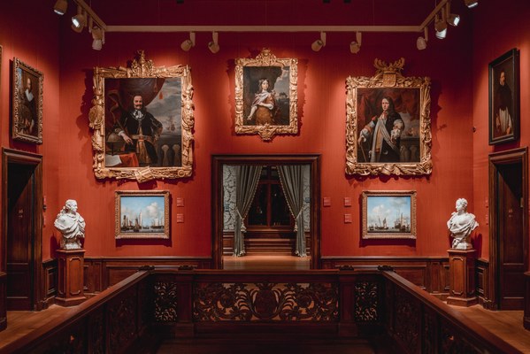 De grote hal met diverse schilderijen in het Mauritshuis