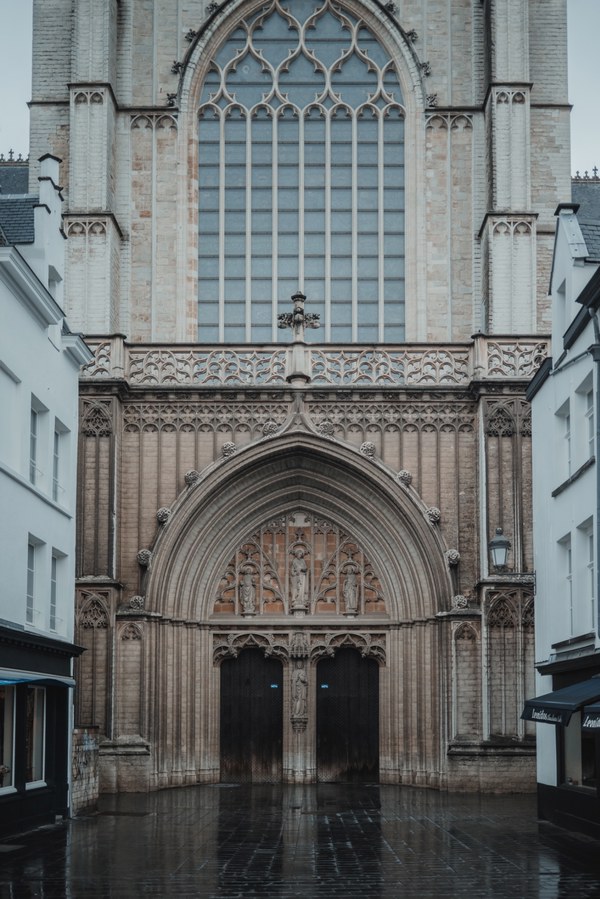 Ingang van de kathedraal in Antwerpen