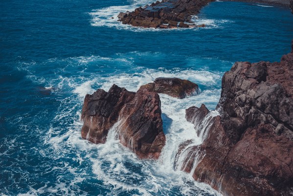 Water druipt van rotsen aan de kust