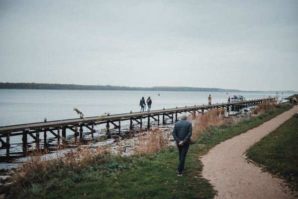 Bij Veere, een pad met een man, en een vlonder met mensen