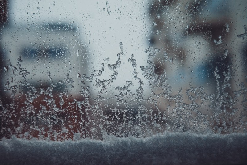 Sneeuw tegen het raam