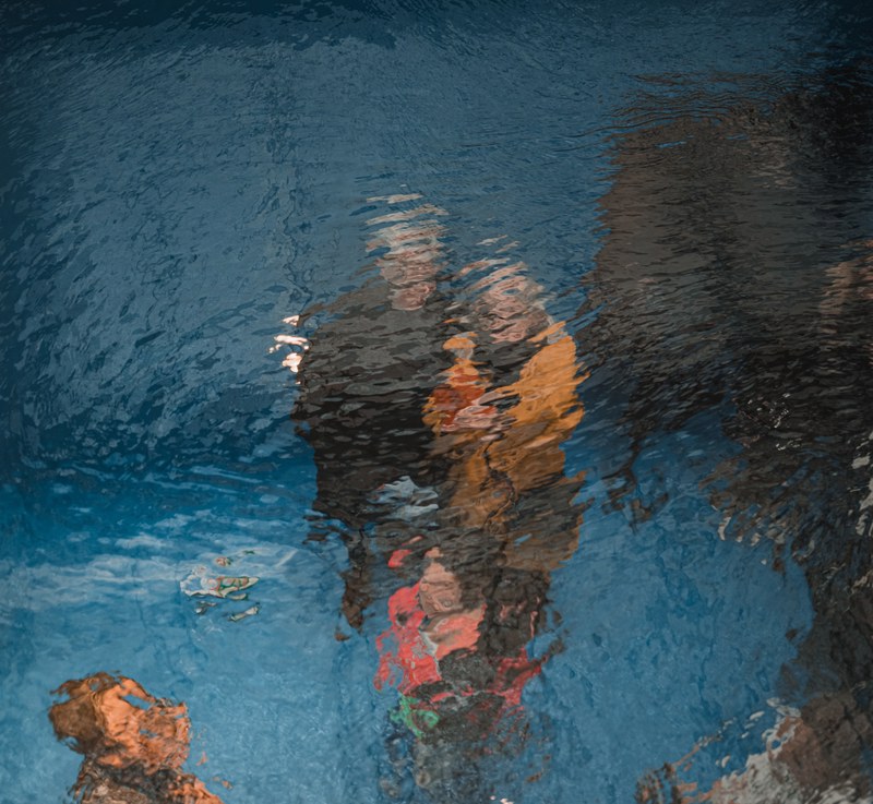Mensen in het zwembad van Museum Voorlinden