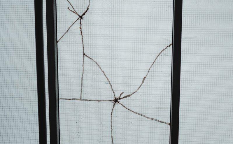 Een barst in het raam in het Royal Delft Museum