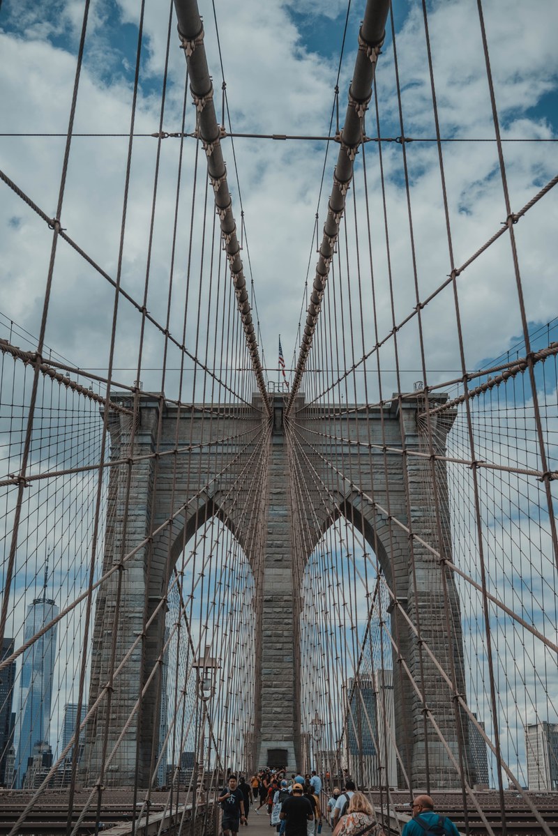 De kabels van de Brooklyn Bridge en de mensen erop.