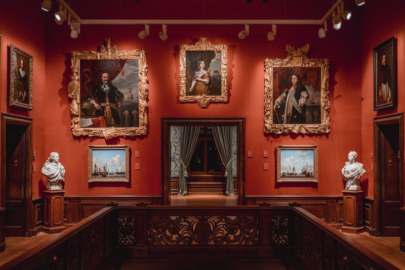 De grote hal met diverse schilderijen in het Mauritshuis