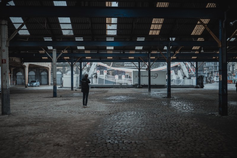 Tim maakt een foto onder dak in Antwerpen