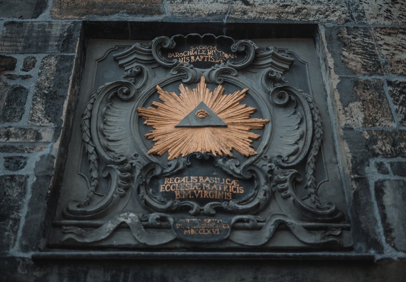Illuminati-achtig oud beeldwerk in Aachen