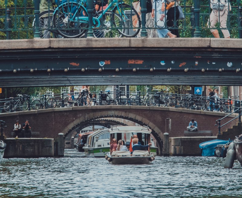 De grachten van Amsterdam met vele bruggen