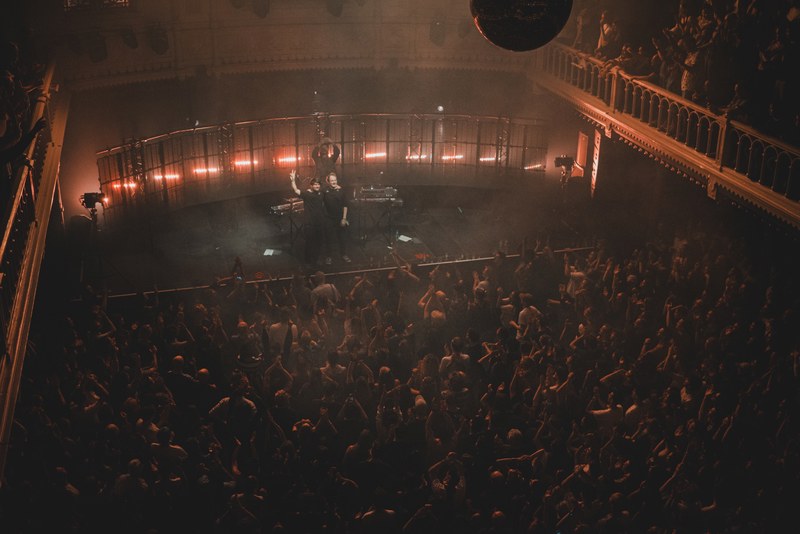 Bovenaanzicht van Weval in Paradiso, met een volle zaal