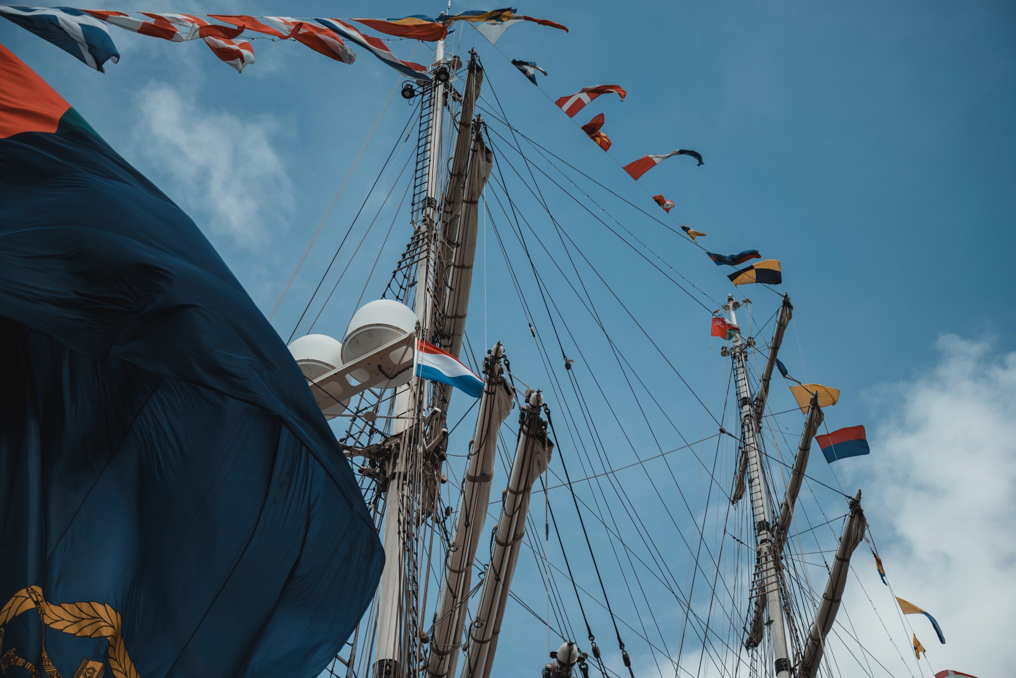 Een grote vlag op een schip tijdens SAIL Amsterdam
