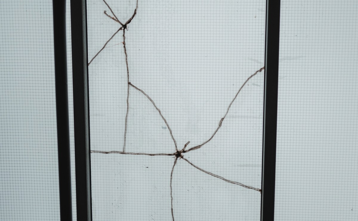 Een barst in het raam in het Royal Delft Museum