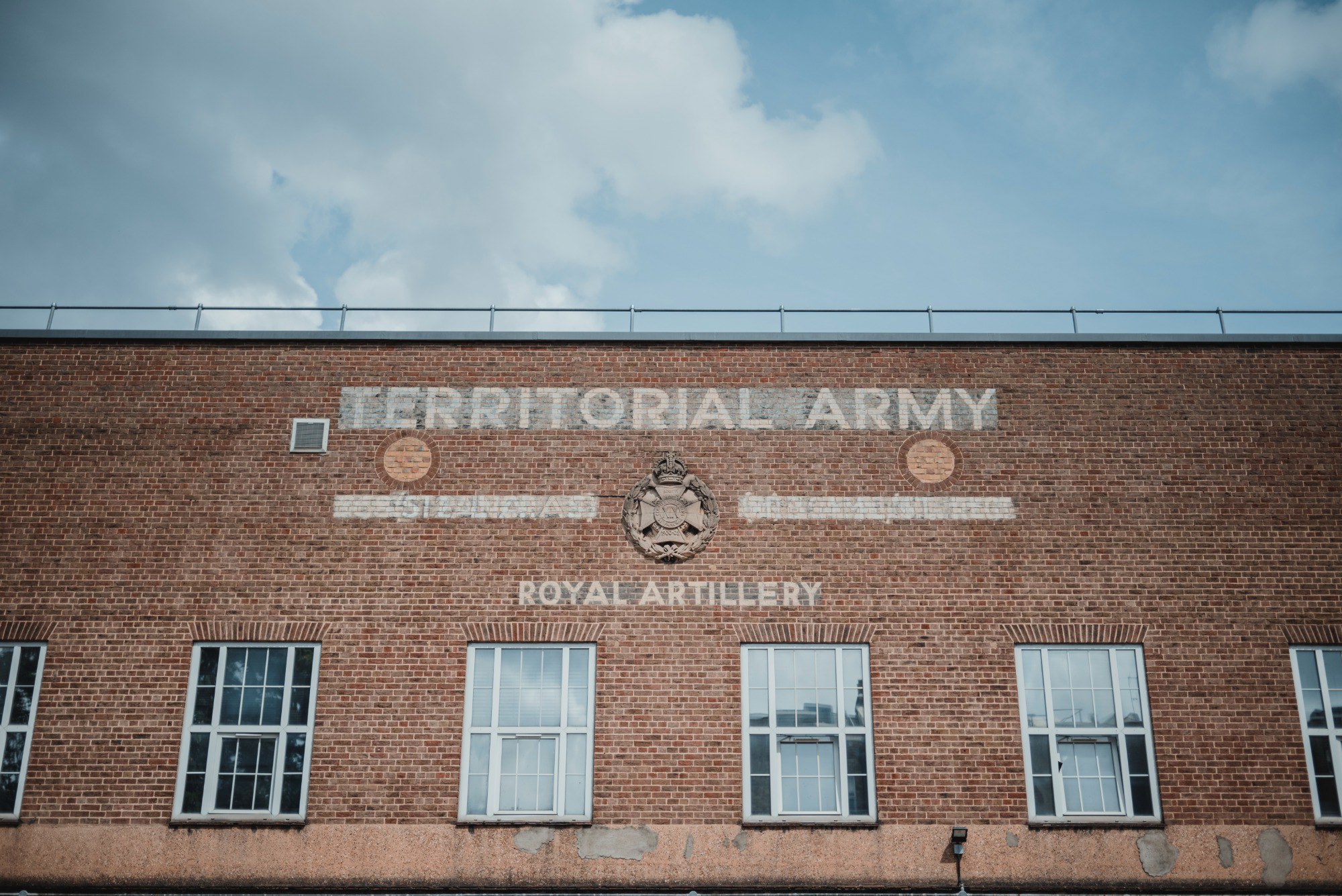 Recht van voren zien we 'Territorial Army' op de muur staan.
