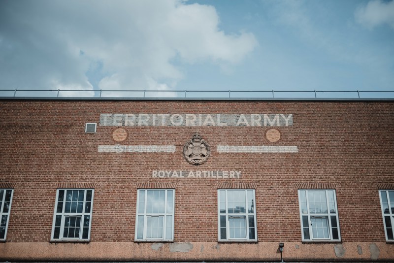 Recht van voren zien we 'Territorial Army' op de muur staan.