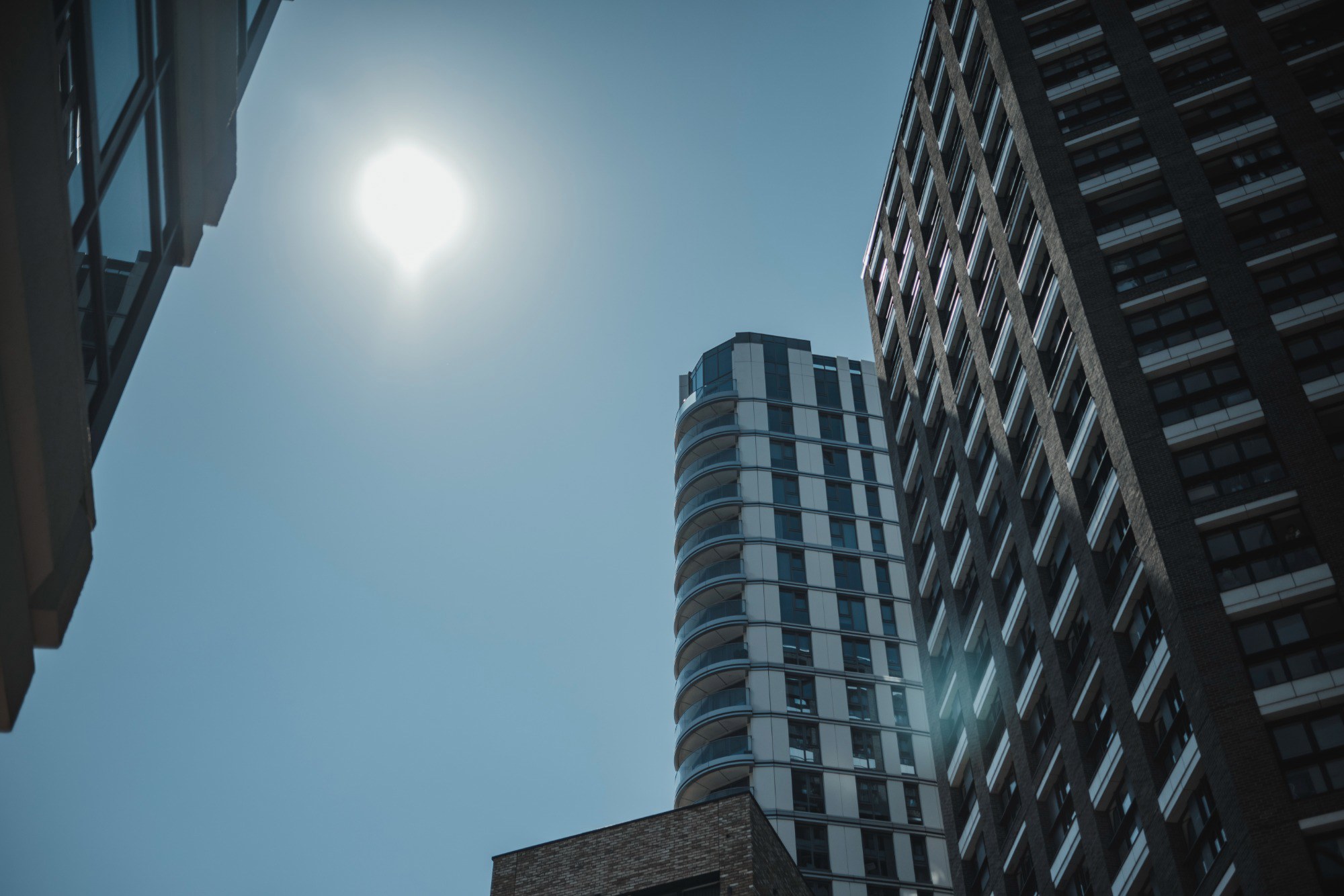 Een zomerlucht tegen gebouwen in Londen.