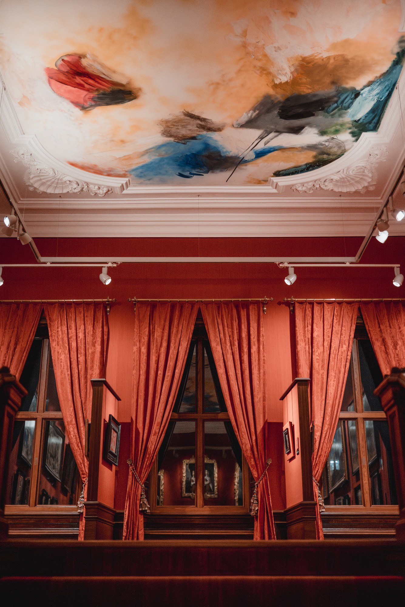 De grote hal en plafondschildering in het Mauritshuis