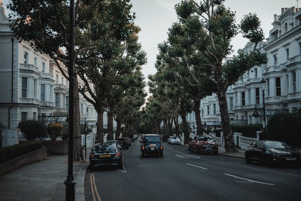 Een mooie straat in Londen, met een taxi die van ons weg rijdt.