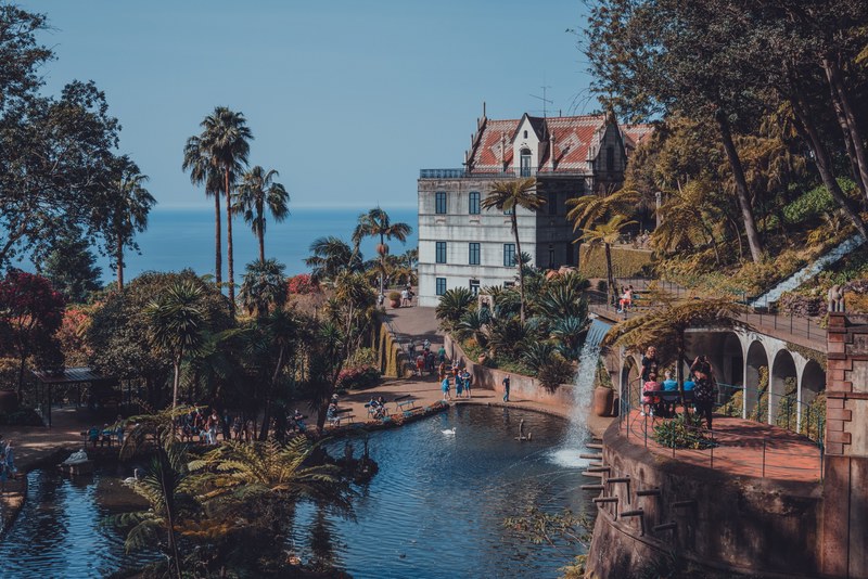 Overzicht Monte Palace Gardens, met waterval, vijver, gebouw