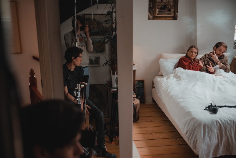 Crew en acteurs in bed bij De Verdwenen Nacht
