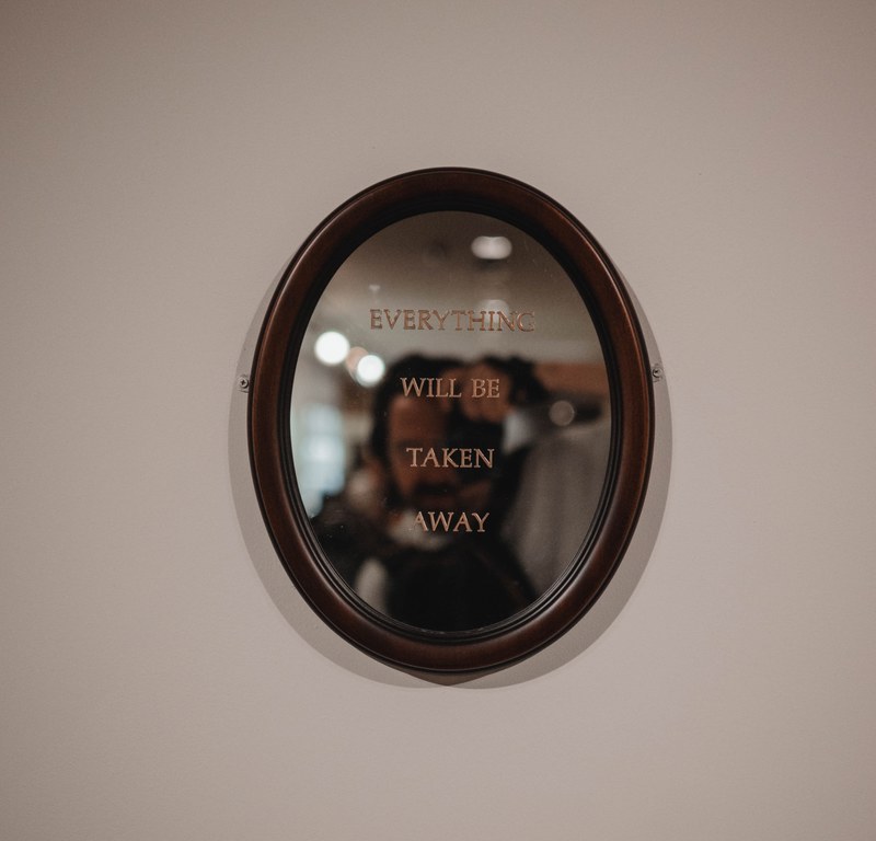 Een spiegel met de tekst 'Everything will be taken away'