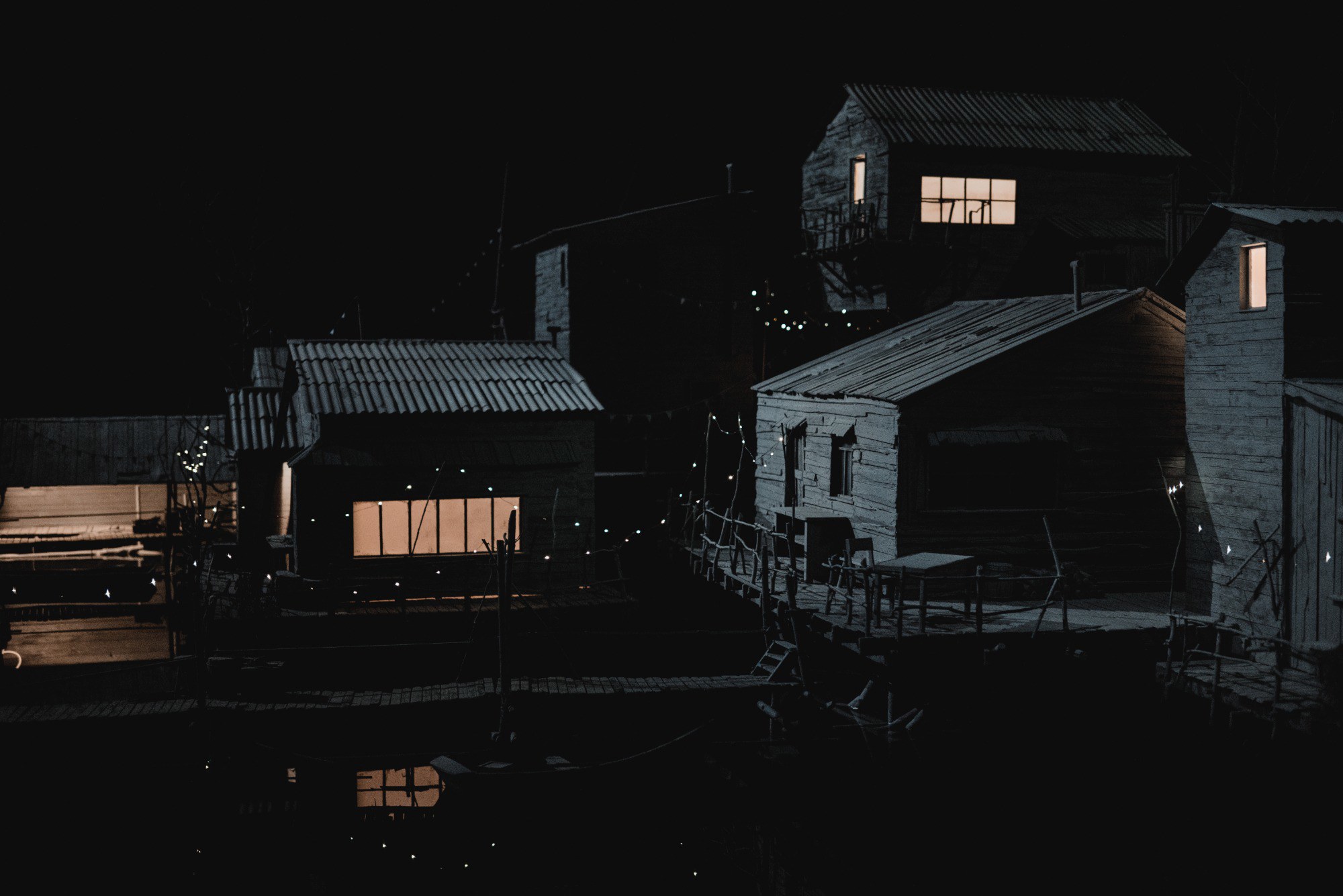 Een gebouw bij Nachtreis van Hans Op de Beeck in KMSKA