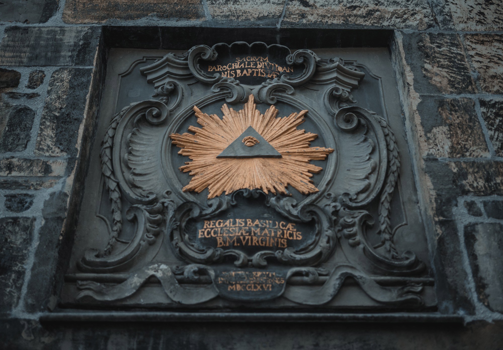 Illuminati-achtig oud beeldwerk in Aachen