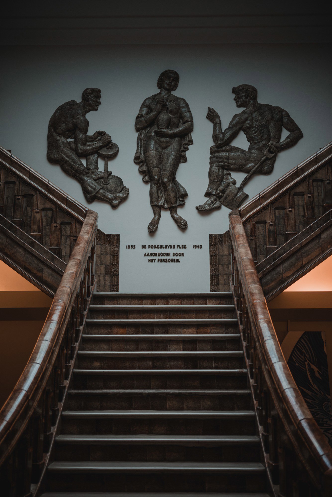 Een trap in het Royal Delft Museum, met opschrift De Porceleynen Fles