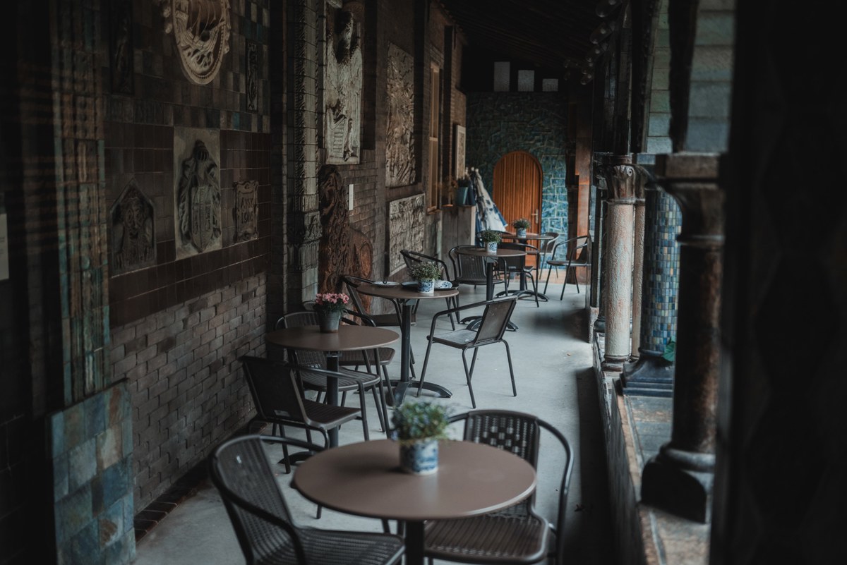De binnenplaats met tafels en stoelen in het Royal Delft Museum