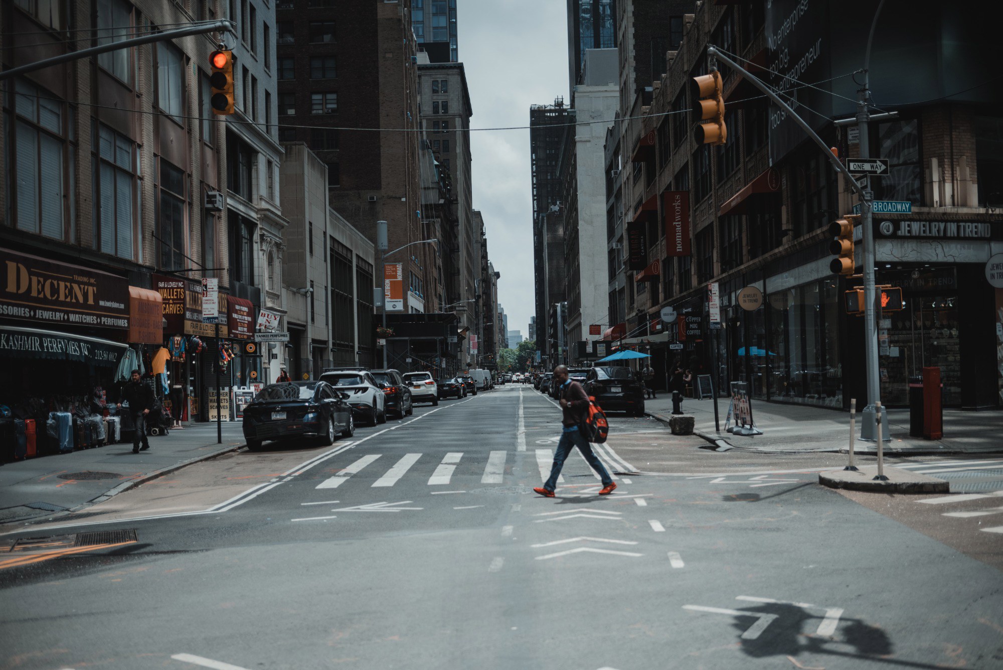 Een rustige straat in New York. Er loopt een voetganger voorbij.