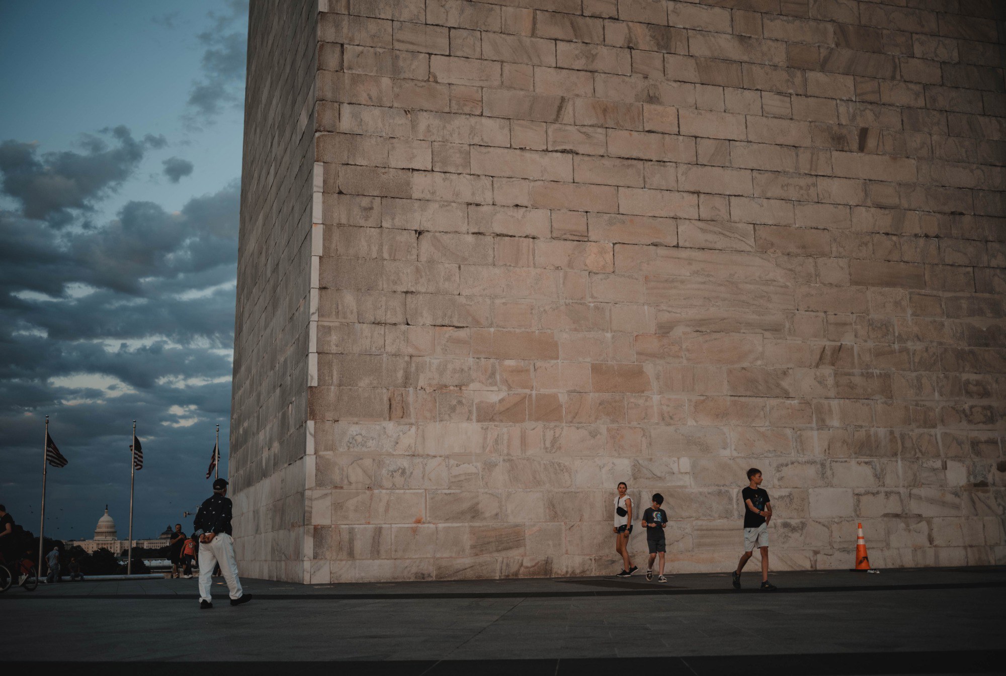 Het Washington Monument van dichtbij. Een aantal mensen staan er voor.