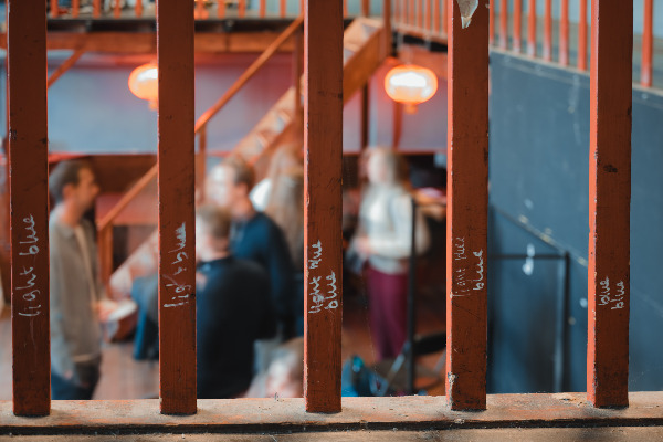 Mensen door de spijlen heen bij Flip the Script