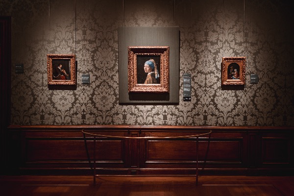 Overzicht van Het Meisje met de Parel van Rembrandt van Rijn in het Mauritshuis