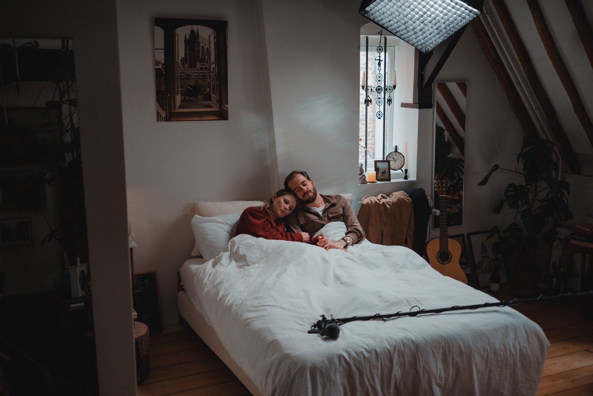 Twee acteurs in bed bij De Verdwenen Nacht. De microfoon ligt ook op bed.