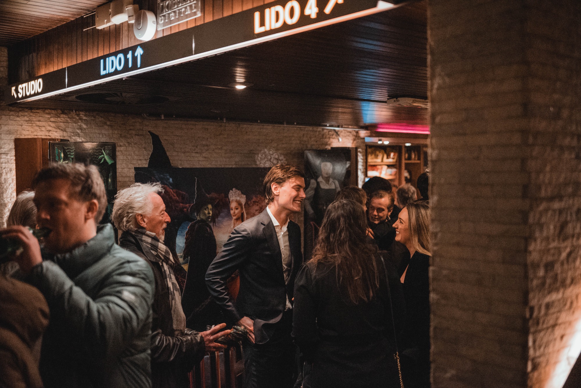 In de foyer bij de premiere