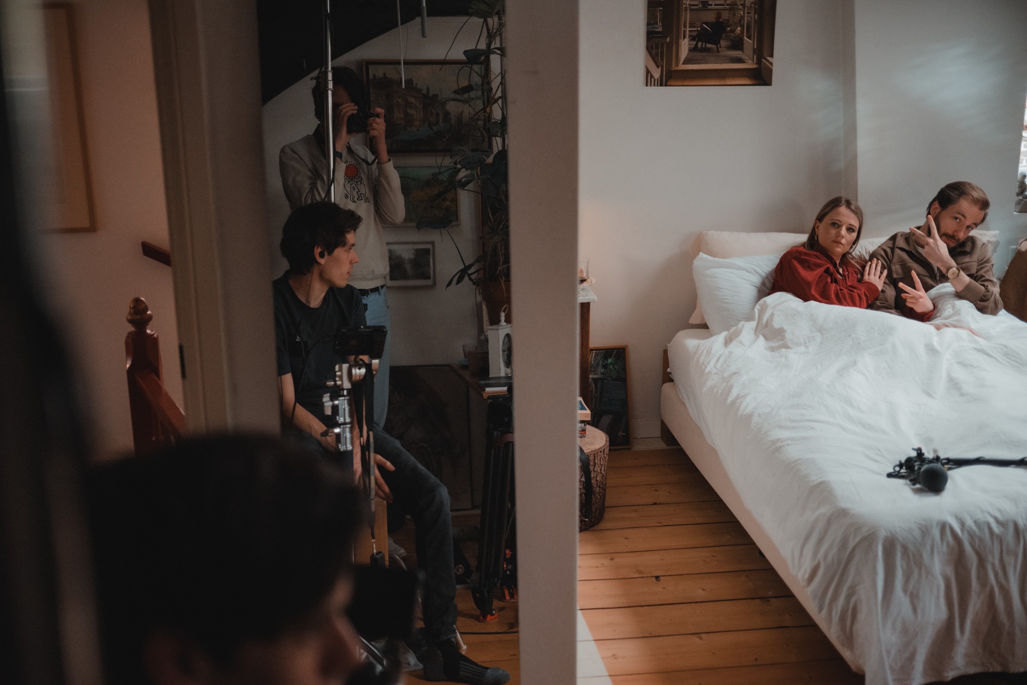 Crew en acteurs in bed bij De Verdwenen Nacht